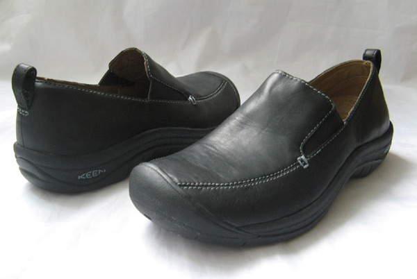 Good Closet: KEEN SHOES SIZE 8 Black Leather CLOGS