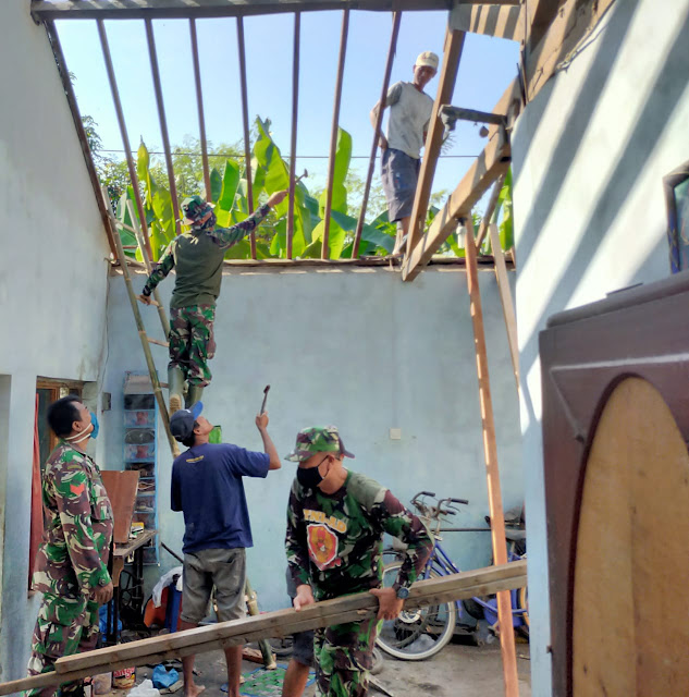 Potret Keakraban TNI dan Warga Desa Sawahan di Karya Bakti Mandiri Klaten Bersinar