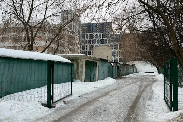 Старый Петровско-Разумовский проезд, бывшая фабрика женской верхней одежды «Вымпел» в процессе сноса, гаражи, жилой комплекс «Петровский парк»
