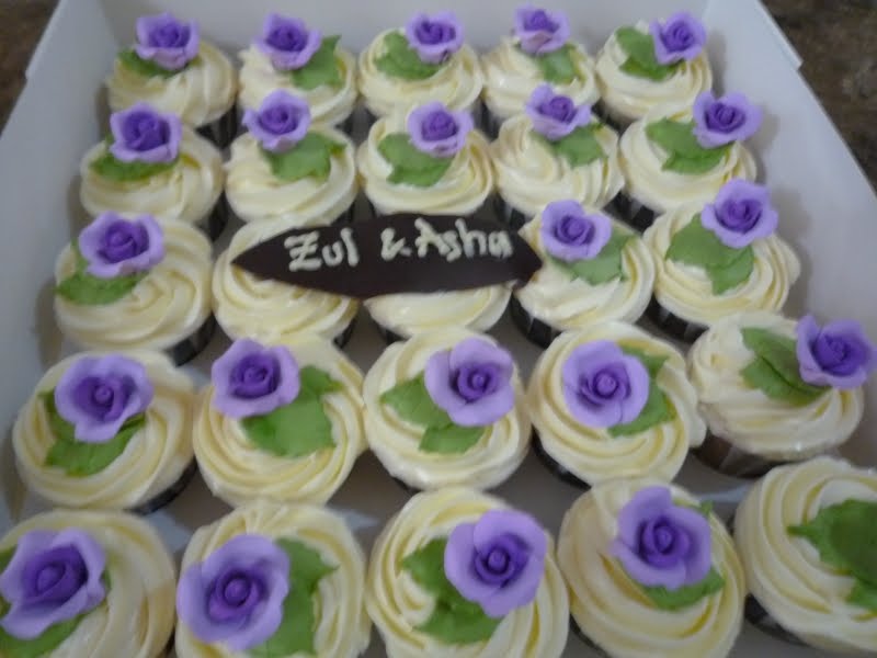 ~Liza's Yummy Cakes~: Cupcakes hantaran kahwin tema purple.