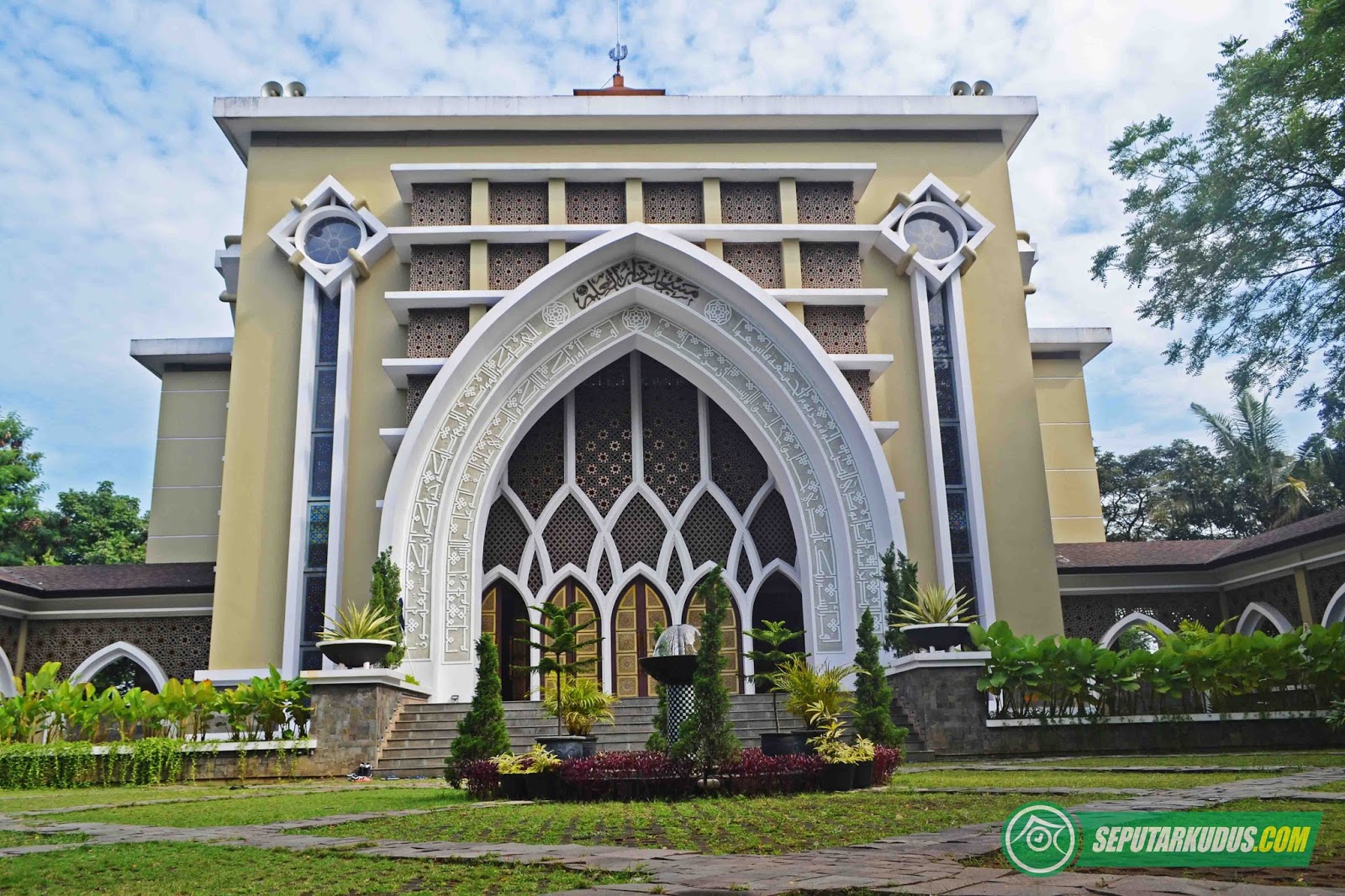 Megahnya Darul Ilmi Masjid  Kampus UMK yang Menelan Dana 