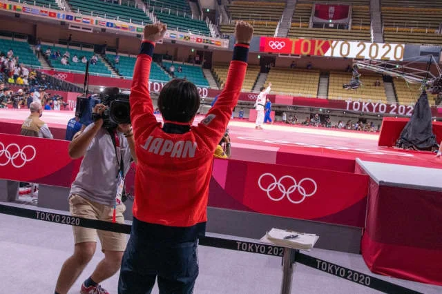 Judoca Abe hifumi comemora abe uta nos Jogos Olímpicos