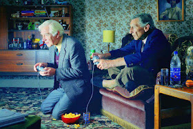 Abuelos jugando al Play Station