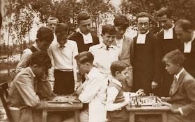 Puget, jugando el torneo de ajedrez en su escuela