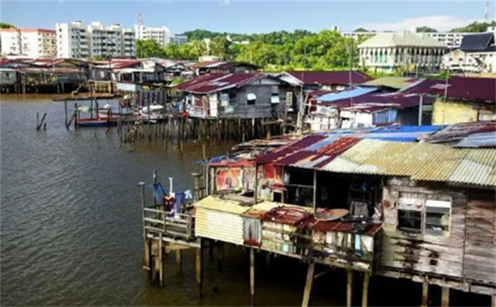 The Largest Floating Village In The World: People Live In The Water