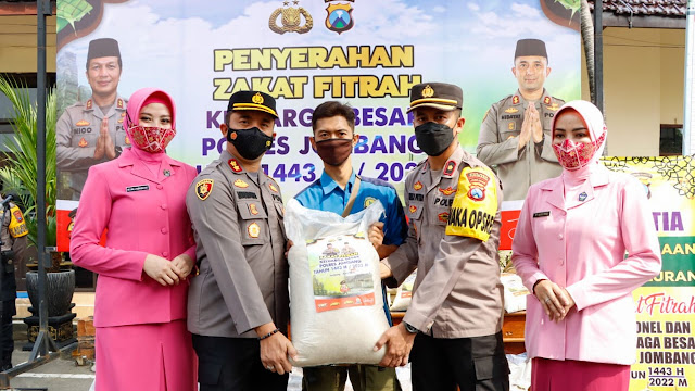 Jelang Idul Fitri, Kapolres Jombang Bagikan Zakat Fitrah Kepada Masyarakat dan Panti Asuhan