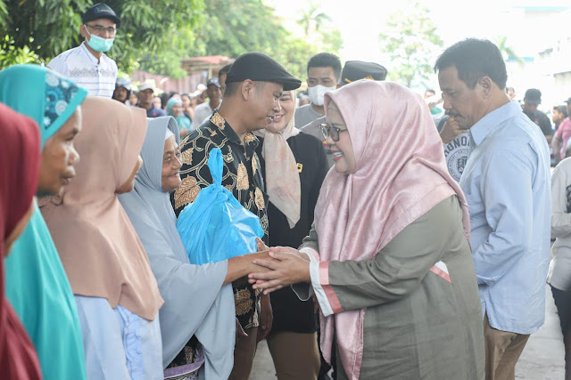Bersama Wagub Marlin, Walikota Rudi Serahkan 1500 Paket Sembako Gratis kepada Masyarakat Lubukbaja