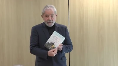 Lula com livro na mão