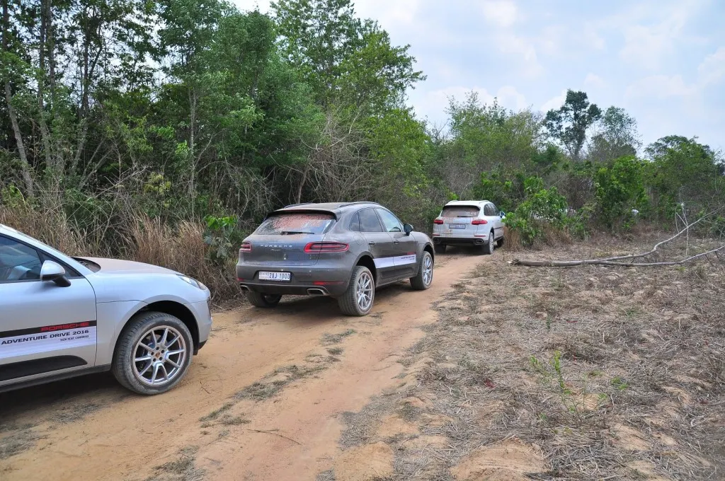 Ngoài hành trình đến đến Angkor, các nhà báo còn được hướng dẫn lái xe, tập lái offroad an toàn