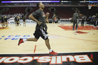 Derrick Rose runs sprints during a pregame warmup before a Bulls game against the Suns at the United Center.