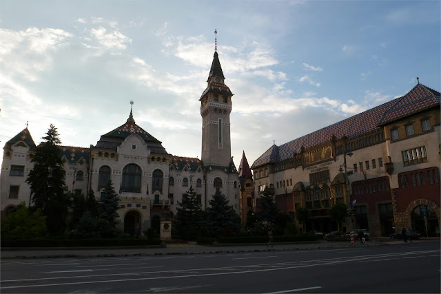 Prefectura de Mureş  y Biblioteca (Târgu Mureş)