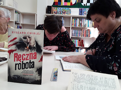 Bookfolding; warsztaty; książki; Klub Seniora "Bociania Oaza" Bydgoszcz; Wojewódzka i Miejska Biblioteka Publiczna im. dr. Witolda Bełzy w Bydgoszczy. Filia nr 5 na Bocianowie przy Pomorskiej w Bydgoszczy; seniorzy, warsztaty, książki, kreatywność, ręczna robota