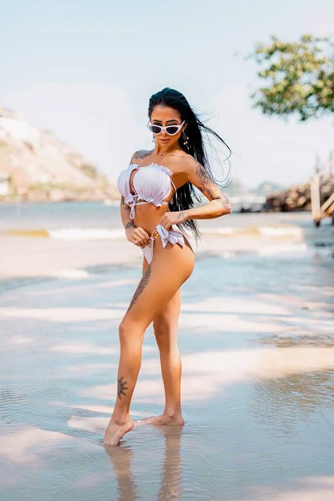 Modelo Thayane Souza exibe seu corpo escultural na praia