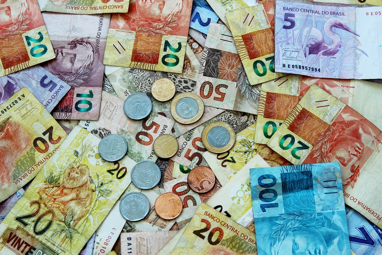 Muitas notas de real que juntas representam a economia do salário de R$ 1500,00