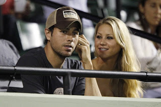 Image of Anna Kournikova and Enrique Iglesias watching Williams sisters tennis match at 2009 Sony Ericsson Open