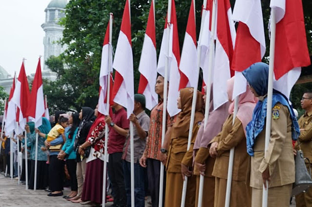 Semarakkan Peringatan HUT Kemerdekaan RI ke 78, Pemko Tebingtinggi Bagikan Seribu Bendera Merah Putih