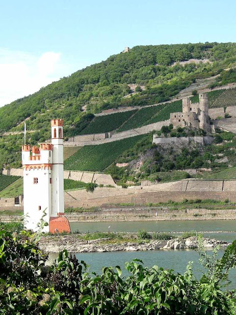 A Torre dos Ratos, posto defensivo avançado do castelo de Ehrenfels, em ruínas no alto