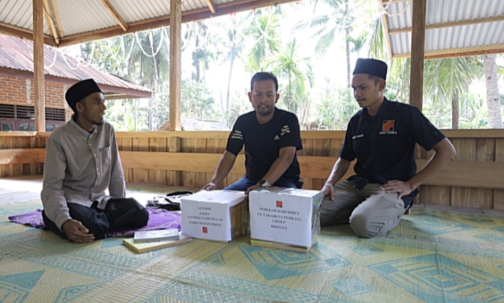 Mukhlis Takabeya Hadiahkan Puluhan Kitab untuk Balai Pengajian Madinatuddiniyah Pulo Lawang