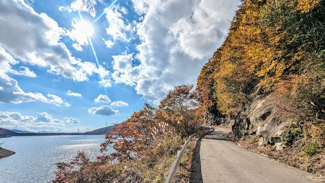 塩山駅から上日川峠へヒルクライムして大菩薩嶺～大菩薩峠をハイキング。林道砥山線で大菩薩湖のほとりを走り、竜門峡を散策して甲斐大和駅まで下るサイクリングコース