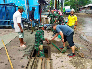 Antisipasi Curah Hujan Tinggi, Anggota Satgas Citarum Harum Sektor Sektor 4 Bersama Warga Bersihkan Sampah di Selokan