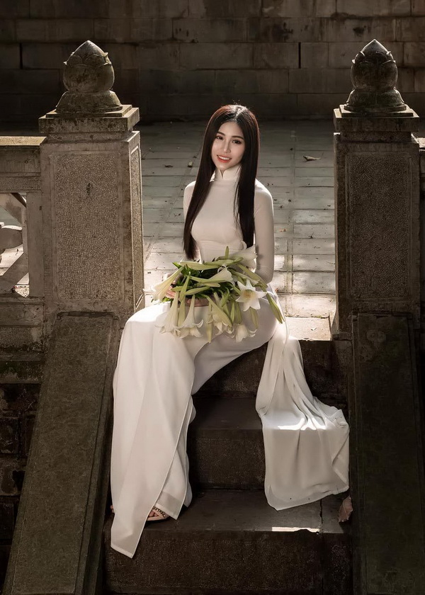 Thiếu nữ áo dài trắng, hoa loa kèn
