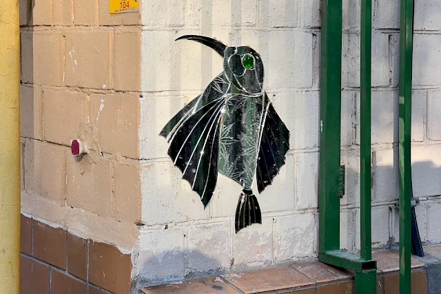 улица Усиевича, зеркальное граффити Небесные рыбы – Skyfish «Смотрящий» (цикл «Химеры»)
