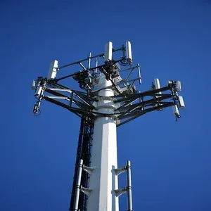 Imagem de uma torre de metal de telefonia para instalação de radio base em primeiro plano com um fundo do céu a azul sem nuvens ilustrando texto sobre contrato de direito de superfície