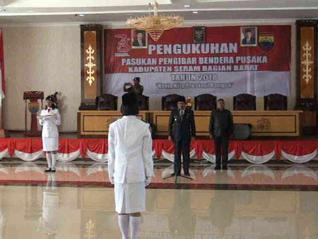 Yasin Payapo Teguhkan Pasukan Paskibraka Tingkat Kabupaten SBB.
