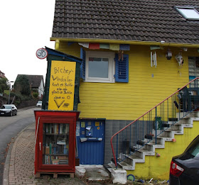 gelb angestrichenes Haus in der Neuenbürger Straße in Birkenfeld. 