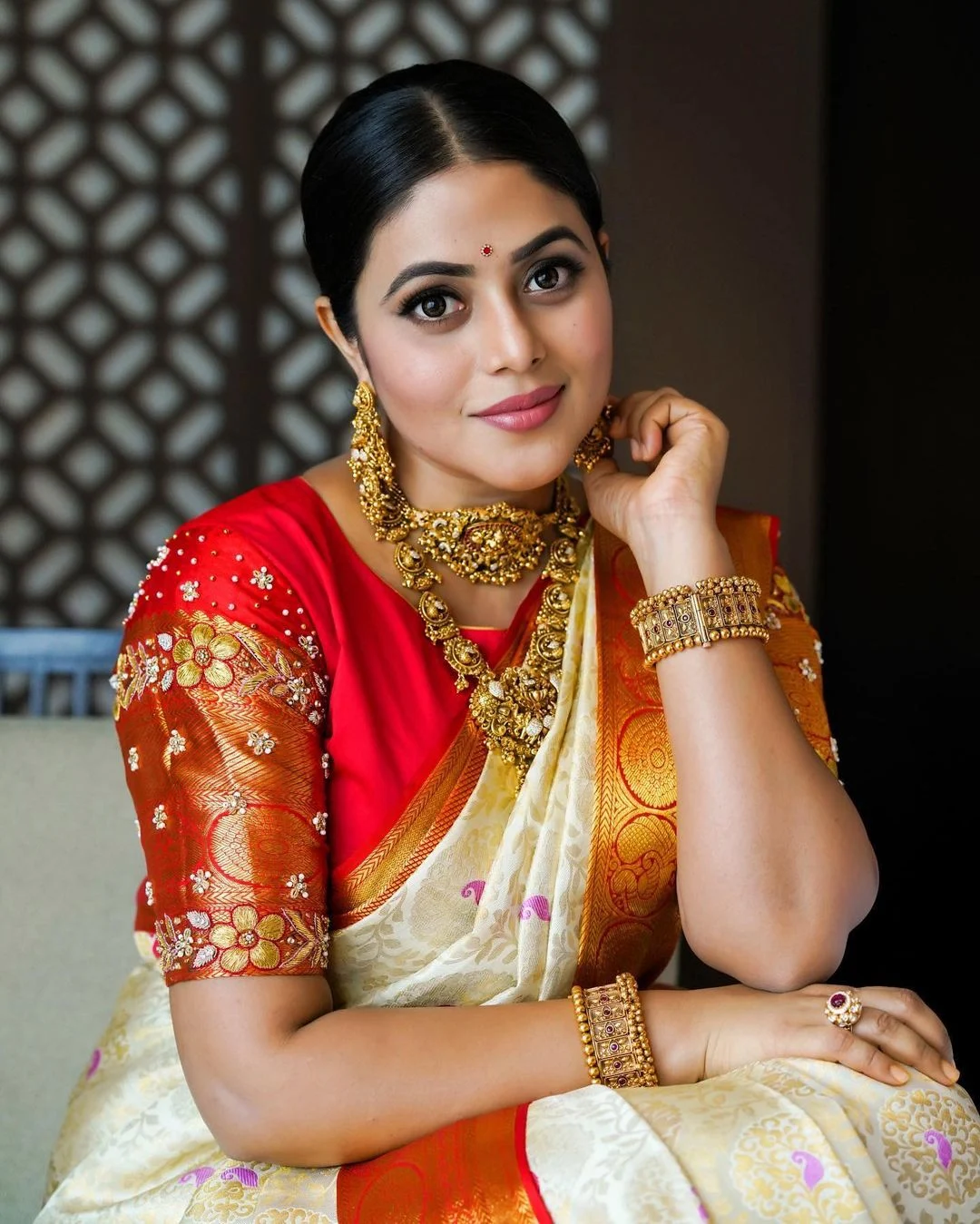 Actress Shamna Kasim  looks elegant in Traditional Saree