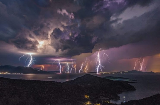 Εντυπωσιακή καταγραφή κεραυνών στον Πόρο