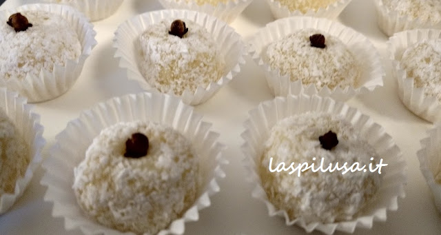 Beijinho dolcetti brasiliani al latte condensato e cocco