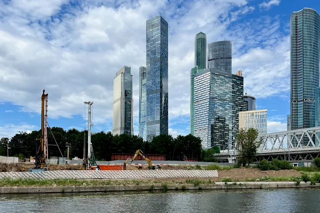 Москва-река, Проектируемый проезд № 758, Ботанический сад Института фармации имени А. П. Нелюбина Первого Московского государственного медицинского университета имени И. М. Сеченова, Москва-Сити, Дорогомиловский железнодорожный мост