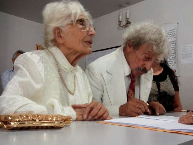 ‘Mais que sim’, diz idosa de 90 anos após sete décadas de ‘noivado’