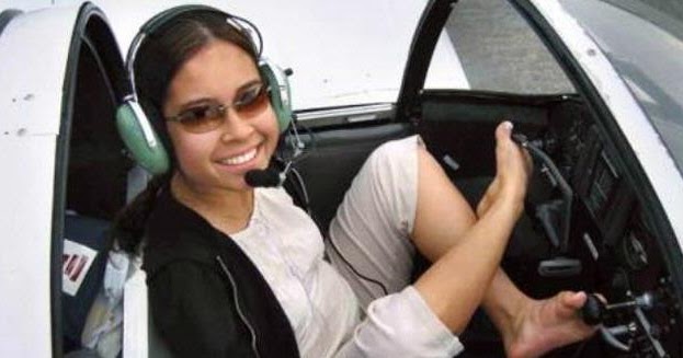 WOW Wanita Ini Sangat Hebat Menerbangkan Pesawat Dengan 