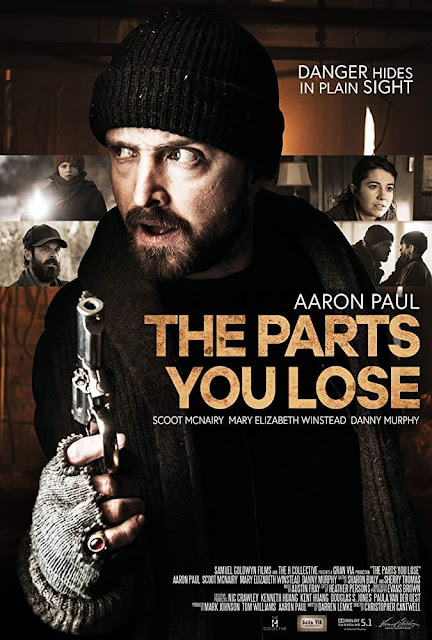 Poster de The Parts You Louse con el actor Aaron Paul con una pistola y cuatro escenas de la película de fondo