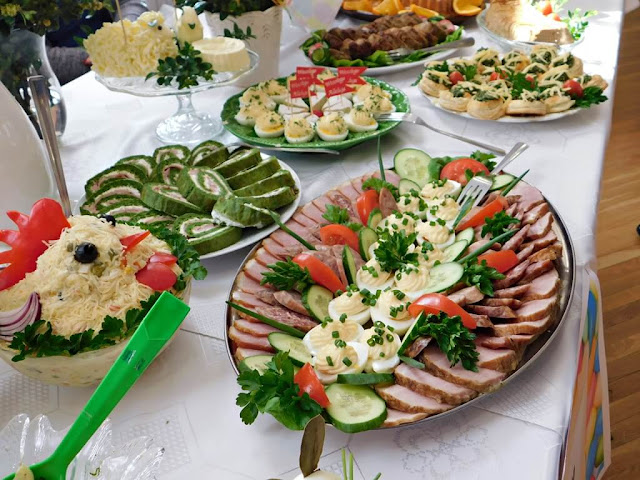 boczek, kiełbasa, szynka, rolady warzywne, sałatki, stoły wielkanocne