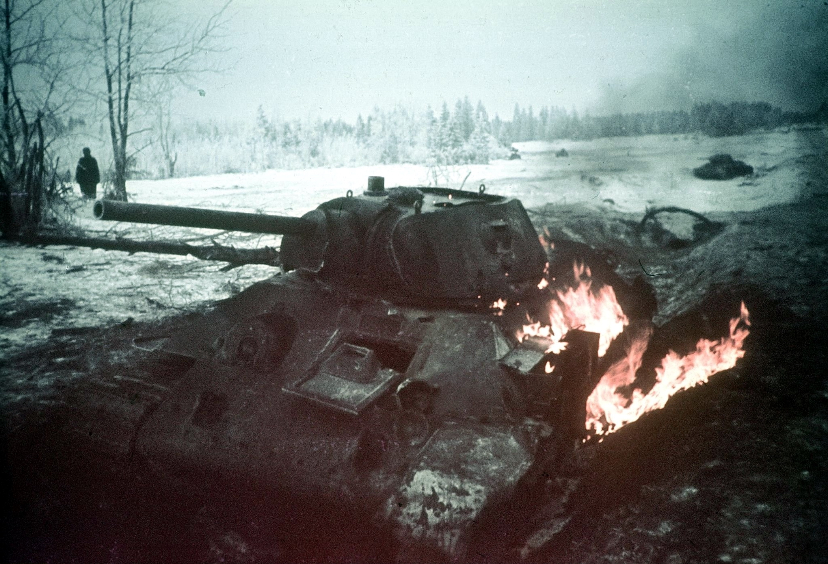 Подбитые советские танки. Подбитые танки т34-76 в 1941 году. Танк т34 вторая мировая. Танк т 34 битва за Москву. Подбитый Советский танк 1941.