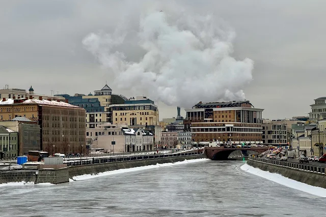 вид с Третьяковского моста, Болотная улица, Водоотводный канал, Малый Москворецкий мост, Кадашёвская набережная