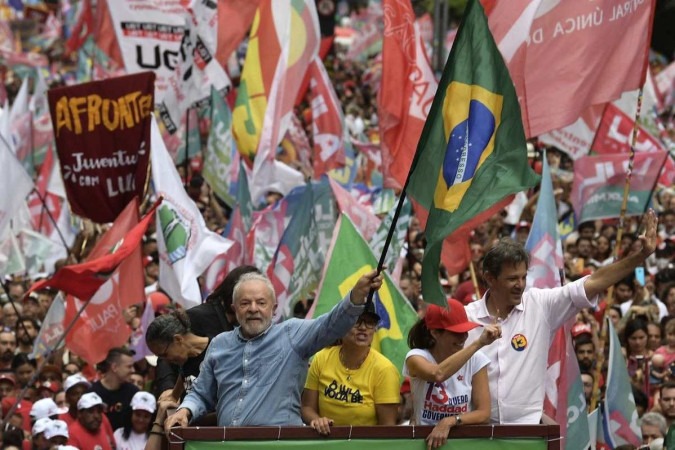 O Mês em Resumo: Lula vence eleição mais polarizada da história e Flamengo conquista duas Copas em dez dias