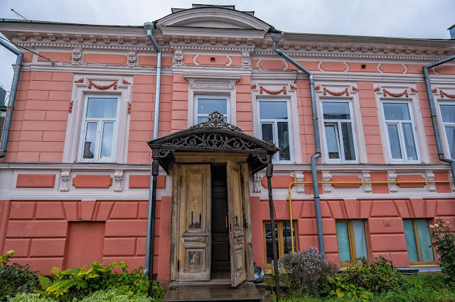 Главный вход в особняк Башкировых, кованнвй козырек подъезда