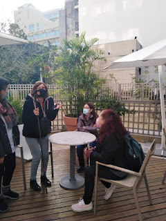 Aquí están Marta, Beatriz y Estela con la preceptora Laura disfrutando también de la terraza del Hotel.