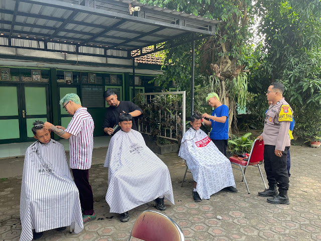  Sosialisasikan Kedisiplinan, Polsek Pare Gelar Pangkas Rambut Gratis di Sekolah