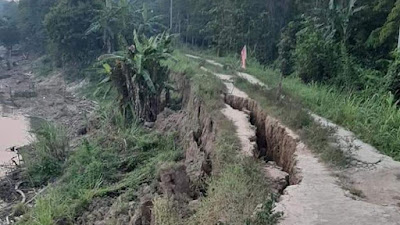 Jalan Penghubung Desa Rantau Bayur Dengan Desa Tebing Abang Amblas