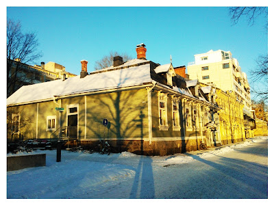 Läntinen Rantakatu 27. Purettava vuonna 1787 rakennettu osuus vasemmalla Herrainpolulla (oven oikealla puolella olevan vasemman valkoisen pystylaudan jälkeen). Talo sijaitsee Aurajoen rannalla aivan ydinkeskustassa.
