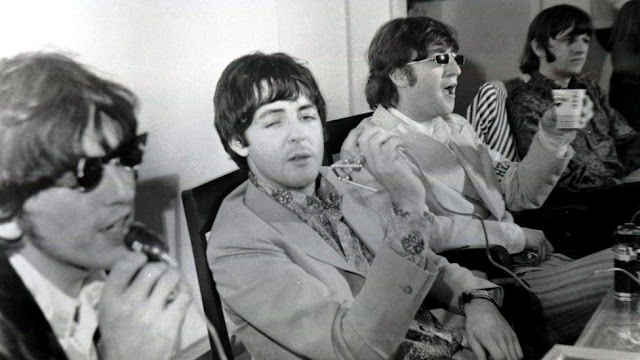 The Beatles durante la conferencia de prensa a su llegada a Manila