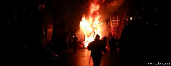 Instante en el que el traje de Saida María Prieto arde en llamas en la Gala de la Reina del Carnaval 2013 de Santa Cruz de Tenerife