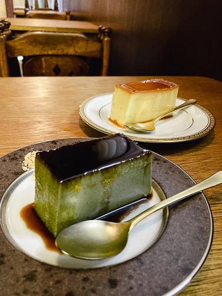 渋谷『喫茶サテラ』期間限定抹茶プリンと普通のプリン