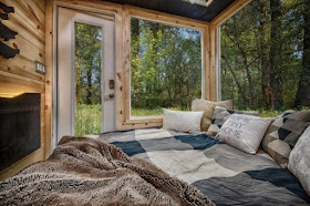 02-Pull-Out-Bed-Backcountry-Architecture-with-a-Cosy-Tiny-House-www-designstack-co