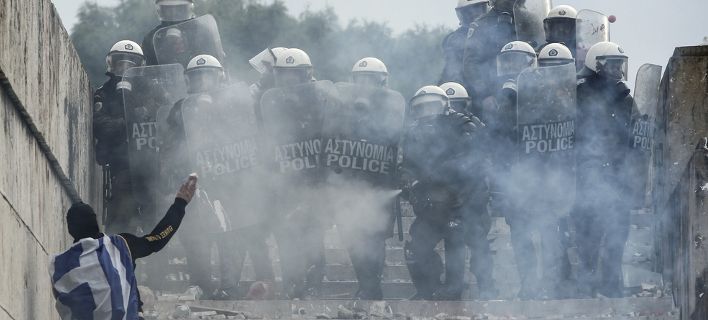 Τα ΜΑΤ είχαν εντολή να ψεκάζουν χαμηλά για να μη φαίνονται τα χημικά στις κάμερες